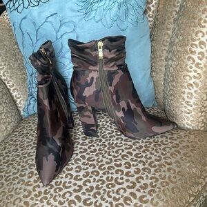 NWOT Qupid camouflage pointed toe fabric booties with block heels